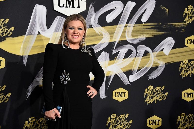 Kelly Clarkson Performs at the CMT Awards